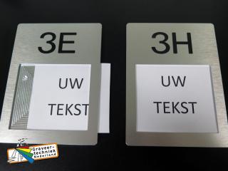 Aluminium houder met huisnummer en een glashelder venster met daarachter uw eigen papier met uw tekst.